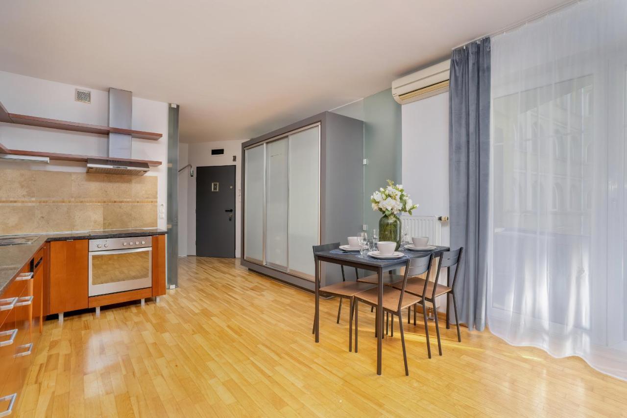 Beautiful & Spacious Strzalowa Near Centre By Renters Apartment