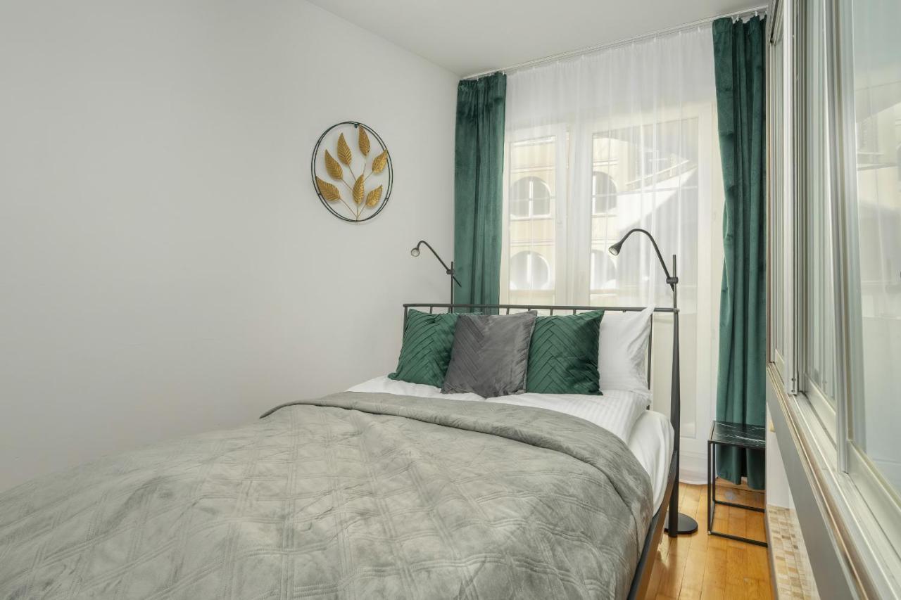 Beautiful & Spacious Strzalowa Near Centre By Renters Апартаменти Познань